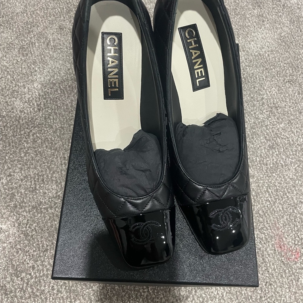 CHANEL Black Patent Leather Flats
